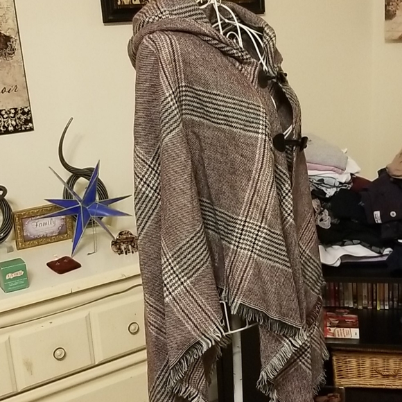 Cape - Picture 4 of 6